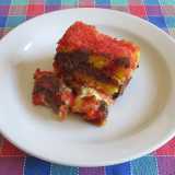 A dispetto dell�aggettivo che l�accompagna, la zuppa inglese � italianissima. Un legame con l�Inghilterra per� c�� e risale al XVI secolo, quando alla corte degli Estensi a Ferrara i pasticceri cercarono di produrre un�alternativa personale al trifle inglese, tipico dolce di �recupero� degli avanzi di un pranzo britannico (foto di Lungoleno)